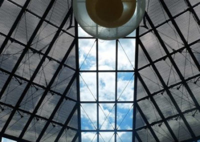 Structure geométrique ressemblant une toile en verre