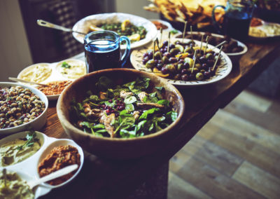 Assiettes garnis de nouritures sous forme de buffet