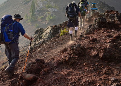 Quelques marcheurs au sommet d'une montagne