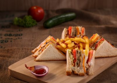 Sandwiches et frites sur une plaque en bois