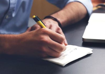 Personne écrivant une note