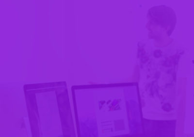 Équipe de 3 personnes au bureau