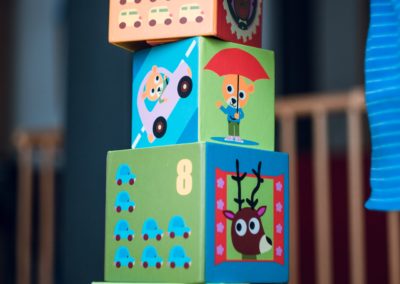 Les enfants empilent les blocs de construction