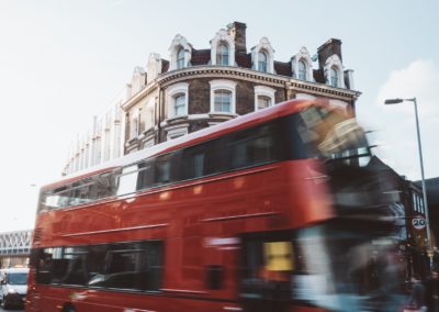 Bus roulant dans la ville