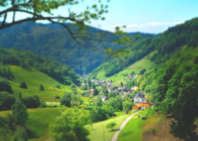 Petit village dans une vallée