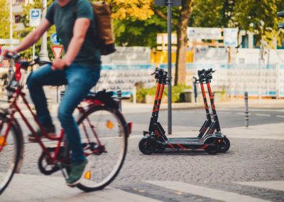 Cycliste et station de trotinettes
