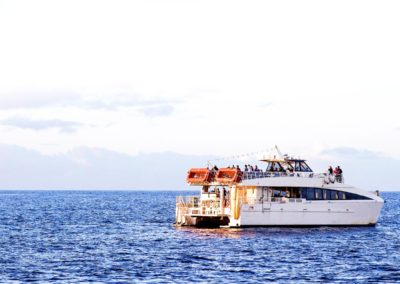 Un grand yacht sur la mer