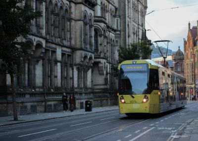 Tram roulant dans la ville