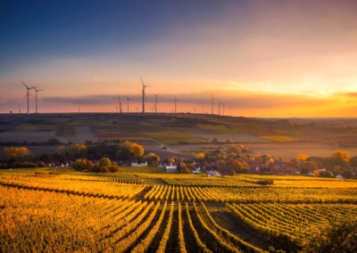 Vue paysage avec le coucher du soleil et des éoliennes