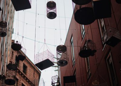 Cages suspendues dans un ravin entre des immeubles de grande hauteur