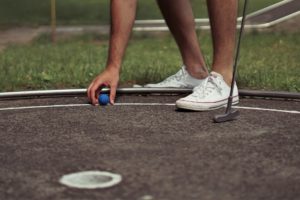 Placement d'une balle au bord d'un parcours de Minigolf