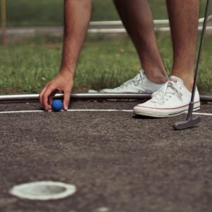 Placement d'une balle au bord d'un parcours de Minigolf