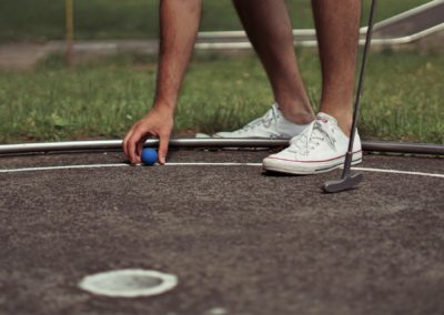Placement d'une balle au bord d'un parcours de Minigolf